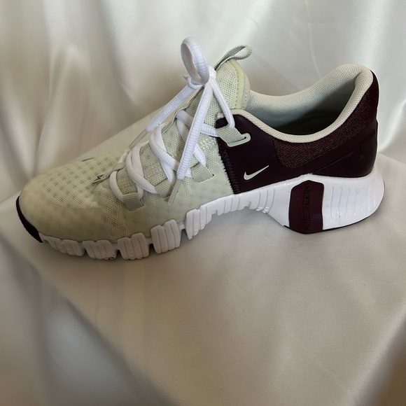 White and Maroon Nike Free Metcon 5 Sneakers - Picture 2 of 7